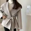 Abrigo de lana elegante de alta gama, estilo vintage, para mujer, de otoño e invierno, de Dongdaemun, Corea, con solapa grande y cinturón de corbata, estilo corto para figuras petite