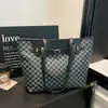Bolso tote de diseño de nicho moderno europeo y americano para mujer, nuevo bolso de hombro de gran capacidad 2026, bolso casual para el antebrazo