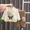 Novo e estiloso conjunto de primavera 2025 para crianças, com um adorável design de urso, um conjunto de duas peças incluindo uma camiseta e calças, adequado para meninos na primavera e no outono, com mangas compridas.