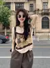 Camiseta chic e única de manga curta estilo coreano em duas peças com efeito ilusão para mulheres, um top de verão único e bonito que é incrivelmente valorizador.