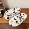 Sensación de alta gama~ Pantuflas INS de nicho con suela gruesa de pelo de vaca para otoño e invierno, con suela que aumenta la altura, adecuadas para usar en exteriores, pantuflas de algodón para mujer sin cordones