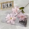 Nueva simulación de flores de 3 cabezas, pequeño lirio, fondo de auditorio de boda, mesa de hotel suave, flores falsas colocadas