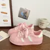 Tênis Rosa de Solado Grosso para Mulheres, Biqueira Shell, Outono Nicho Estilo Coreano Cano Baixo Versátil Esportivo Sapatos Brancos, Estilo Retrô