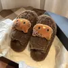 Zapatos peludos versátiles, modernos y lindos de gatito de dibujos animados para usar al aire libre en otoño e invierno, pantuflas de algodón cerradas para mujer, de meter, con suela gruesa