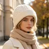 Gorro de tricô de inverno europeu e americano transfronteiriço para mulheres, forrado com fleece e espessado para aquecimento, gorro versátil para atividades ao ar livre para adultos
