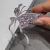 Broche de Borboleta Luxuoso Ultra Brilhante Rosa-Roxo, Alfinete de Lapela Exquisito e Elegante com Pedras de Strass e Pérolas de Alta Qualidade, Acessório de Terno para Mulheres