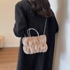Bolso de mano de felpa de alta gama para mujer, bandolera de hombro con cadena de alta calidad, estilo socialité, para otoño e invierno, 2023