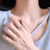 Anel de moda com personalidade, ajustável, em formato de laço com coração colorido, microincrustado com zircônia, para mulheres, design simples, versátil para o dia a dia