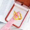 Pingente de Cabacinha em Liga de Cobre Dourada Simulada Vazada com Diamante Sintético para Mulheres Leve Luxo Sensação de Alto Padrão Atraindo Riqueza e Sorte Fortuna e Prosperidade Corrente para Clavícula