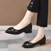 Zapatos de trabajo al por mayor, zapatos de punta fina estilo mamá, moda para commuting 2026, tallas grandes, nueva colección de verano, cuero suave, punta fina, zapatos planos de tacón grueso para mujer