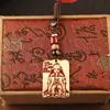 Llavero tejido a mano con amuleto de cinco dioses de latón rojo aceitado con carácter "Fu" original, amuleto del Dios de la Riqueza y la paz, decoración colgante para llave de coche