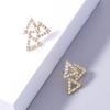 Corea del Sur Ins Geométrico Dorado Perla Diamante Triángulo Primavera Combinable Personalizado Lujo Ligero Popular Aretes de Botón