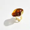 Anillo Retro Europeo y Americano de Forma Irregular con Borde de Resina Exagerado, con un Toque de Alta Gama, Anillo Versátil y Ajustable para el Dedo Índice