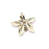 Pin Elegante de Luxo Leve com Floco de Neve de Cristal Artificial Tricolor e Zircônia Microincrustada, Versátil, Flor Dourada, Acessórios Anti-luz para Mulheres
