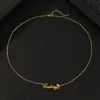 [Personalización de One Piece] Collar de Acero Inoxidable Colgante con Nombre de Letra Inglesa Flor Accesorios de Acero de Titanio Fábrica de Origen