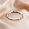 Anel Liso Banhado a Prata com Superfície Lisa, Design Sólido e Minimalista, Anel Pequeno Círculo de Nicho, Estilo Cool para Mulheres, Anel Fino de Linha Redonda