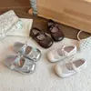 Nuevas Sandalias de Malla con Lazo para Niñas Cubre-Cabeza Primavera/Verano 2026 Zapatos de Bebé de Cuero Suave de Suela Blanda Zapatos Elegantes de Princesa