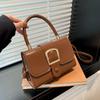 Bolsa quadrada pequena cor doce com textura de couro envernizado 2024 nova bolsa de mão retrô simples moderna estilo ocidental transversal de ombro mulheres