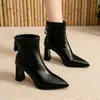Botas curtas de moda de salto grosso e bico fino usadas para mulheres, novo modelo outono 2026, botas curtas femininas de salto alto finas com zíper traseiro