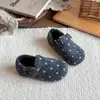 Sapatos Peludos de Solado Grosso Fechados Retro Femininos 2026 Outono Novo Estilo Coreano Personalidade Bolinhas Bico Redondo Slip-On Preguiçosos de Algodão