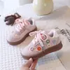 Zapatillas Deportivas para Niños 2026 Otoño Nuevo Estilo Femeninas Elegantes Zapatos de Plataforma con Flores Zapatos Casuales para Niños Suela Suave Zapatos de Entrenamiento Alemanes Modernos