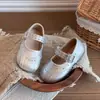 Outono 2026 Novos Sapatos de Couro para Meninas Moda Fivela com Rebite Sapatos de Princesa Sapatilhas para Bebês Sapatos de Caminhada para Bebês e Crianças Pequenas Sola Macia