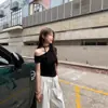 Camiseta Asimétrica Sexy Off-Shoulder de Manga Corta para Mujer 2026 Verano Nuevo Estilo Chica Caliente Ajustada Ceñida a la Cintura Adelgazante Estudiante Top de Atar