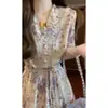 Elegante y discreto vestido de té floral vintage francés con cintura ceñida y un corte favorecedor para el verano de 2026
