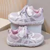 Zapatos deportivos de malla transpirable de moda para niños 2026 nuevos de primavera y otoño, versátiles para niñas, zapatos de entrenamiento alemanes, zapatos de malla individuales grandes para niños