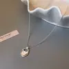 Collar largo con colgante geométrico dorado para mujer, simple y sofisticado, cadena para suéter de nicho de lujo ligero, accesorio versátil y elegante