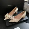 Scarpins de Bico Fino Franceses para Mulheres, Sapatos da Moda e Versáteis de Trevo de Quatro Folhas para Noivas e Madrinhas, Saltos Grossos, Saltos Altos que Não Cansam os Pés
