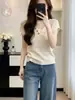 Camiseta de Punto de Seda Helada Blanca con Calados y Cuello en V Estilo Coreano de Manga Corta para Mujer, Diseño Delgado de Verano con Aspecto Juvenil y Mangas Ligeramente Volantes