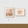 Un lujoso juego de sofás para sala de estar con diseño floral, combinado con un juego de cuadros decorativos para el dormitorio, incluyendo un cuadro para la cabecera del dormitorio principal, creando una sofisticada exhibición de arte mural.
