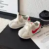 Zapatos para Niños Zapatos Blancos Pequeños Niños Bebé Niña Blancos Casuales Zapatos de Entrenamiento Alemanes Otoño 2026 Nuevos Zapatos Deportivos para Niños