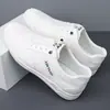 Sapatos Masculinos de Couro Outono Novo Estilo Slip-on Casuais Brancos Tendência Versáteis Solado Macio Antiderrapantes Sapatos para Dirigir