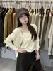 La única colección de otoño VI+ que presenta un cárdigan de punto calado estilo coreano, minimalista, y un top tipo camisola - un conjunto de dos piezas para mujer, estilo 99239