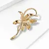 Nuevo y elegante broche floral en tono dorado para mujer, perfecto para trajes y vestidos, accesorio versátil, venta al por mayor: BR5893
