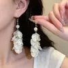 Pendientes de pétalos de estilo nicho de lujo ligero Pendientes de estilo festivo Pendientes de nuevo estilo 2026 Pendientes de flor blanca