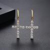 Pendientes colgantes con microincrustaciones de circonitas estilo hip hop europeo y americano con hebilla cruzada de circonita Jinse, accesorios distintivos para las orejas de hip hop.