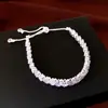 Pulseira de zircônia em formato de diamante, requintada e moderna, com fecho de cordão para mulheres, exalando uma aura cool e elegante, com design único e estilo versátil