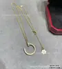 Colar de luxo estilo Cartier com tachas e diamantes nas pontas, V banhado a ouro 18k, design versátil de luxo leve, colar com tachas em ouro rosa com diamantes completos