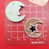 Etiqueta de Letra Número Oso Estilo Luna Chanel Simulada Accesorios de Plástico DIY para Fundas de Teléfono y Zuecos
