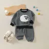 Conjunto de Duas Peças Listrado Infantil para Primavera e Outono Conjunto com Capuz e Aplique de Ovelhinha 3D para Meninos Conjunto Casual para Bebês