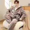 Pijama de Franela para Hombre 2026 Nueva Temporada Otoño e Invierno Set Cálido Espeso con Felpa Ropa de Casa Atractiva de Dibujos Animados