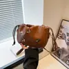Bolso Pequeño Plateado de Verano para Mujer 2025 Nuevo Bolso Bandolera Tipo Cubo con Cadena de Perlas Bolso de Hombro Cruzado Plegado de Mariposa