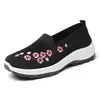 Sapatos de malha bordados respiráveis de verão, sapatos de pano da Velha Pequim, sapatos esportivos casuais de sola macia para mães, sapatos para caminhada para mulheres de meia-idade e idosas