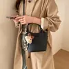 Bolso de Mano de Cuero Suave de Moda de Nicho para Mujer 2026 Nuevo Modelo Versátil de Gama Alta Bolso Cruzado Cubo para Viajes Diarios