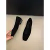 Sapatos baixos cinzas elegantes de bico quadrado estilo francês com pelo para mulheres, novidades outono e inverno 2026, slip-on nicho retrô sapatos de uso diário