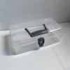 Caja de almacenamiento transparente de escritorio, cuadrada, portátil, con tapa y botón, ideal para refrigerios en el dormitorio.