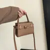 Moda Primavera 2026 Nova Bolsa de Mão de Luxo Pequena Quadrada para Mulheres Tendência Estilosa Versátil Bolsa de Ombro Transversal de Luxo Leve
